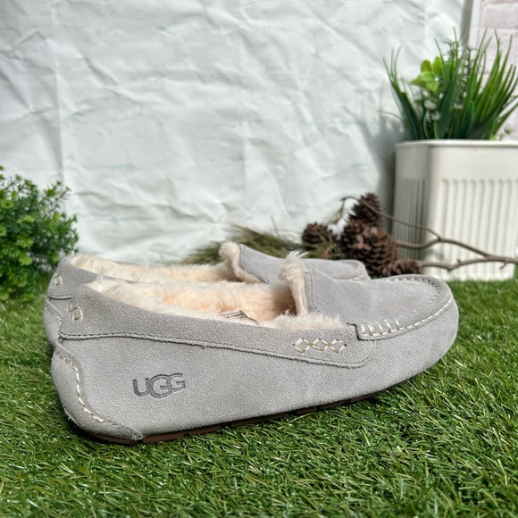 UGG🍁🍂 Ansley Water Resistant Slipper Light Grey Suede
Women size 7 gently used - Picture 5 of 16